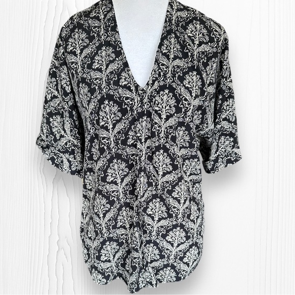 Francesca's Collections Tops - Dina Be for Francesca’s Collections Damask Sateen Cuff Shirttail Size Small (S)